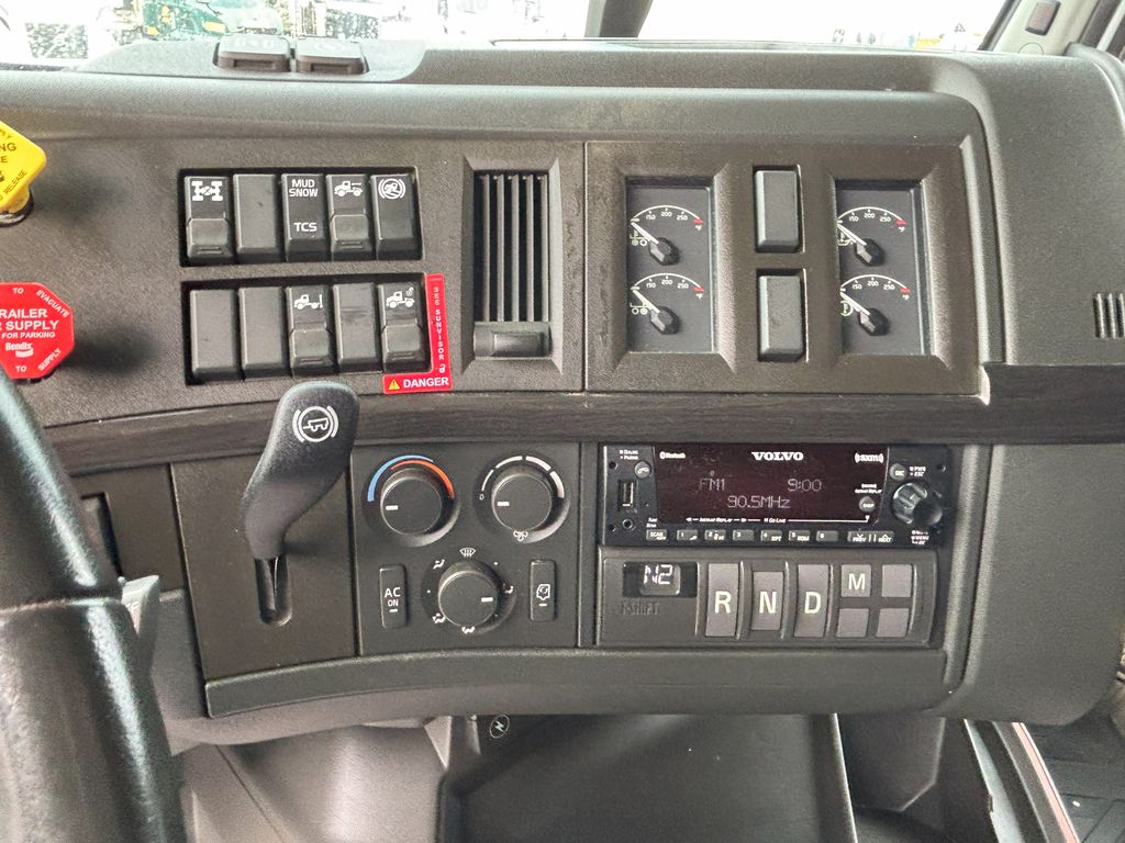 Slide images of 2023 VOLVO VNL64T860