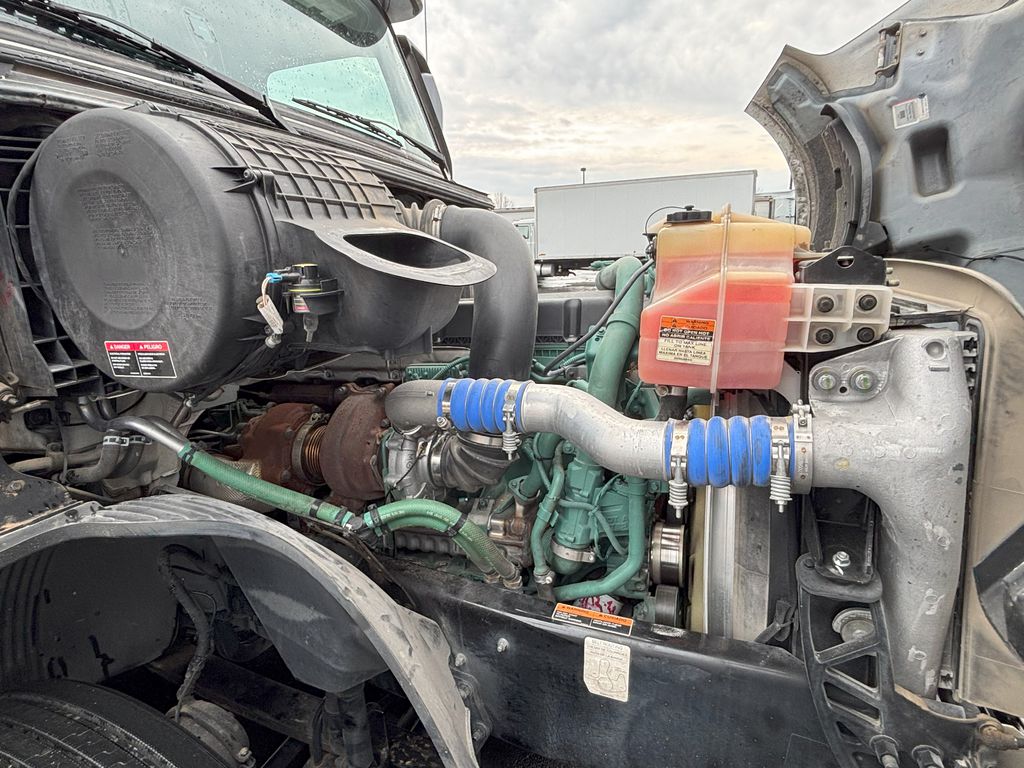Slide images of 2023 VOLVO VNL64T860