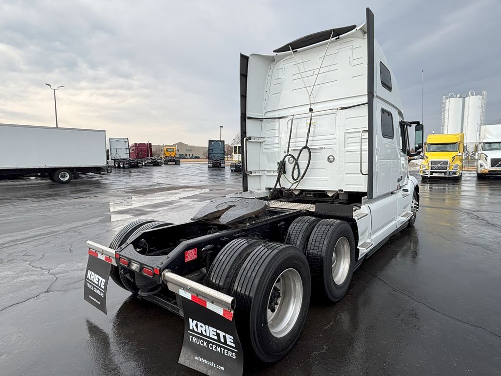 Slide images of 2023 VOLVO VNL64T860