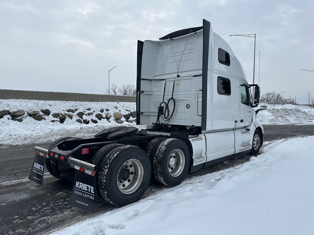 Slide images of 2023 VOLVO VNL64T860