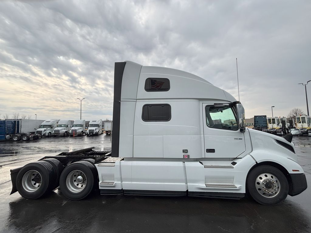 Slide images of 2023 VOLVO VNL64T860