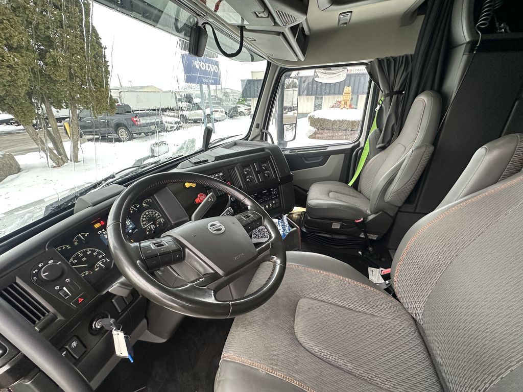 Slide images of 2023 VOLVO VNL64T860