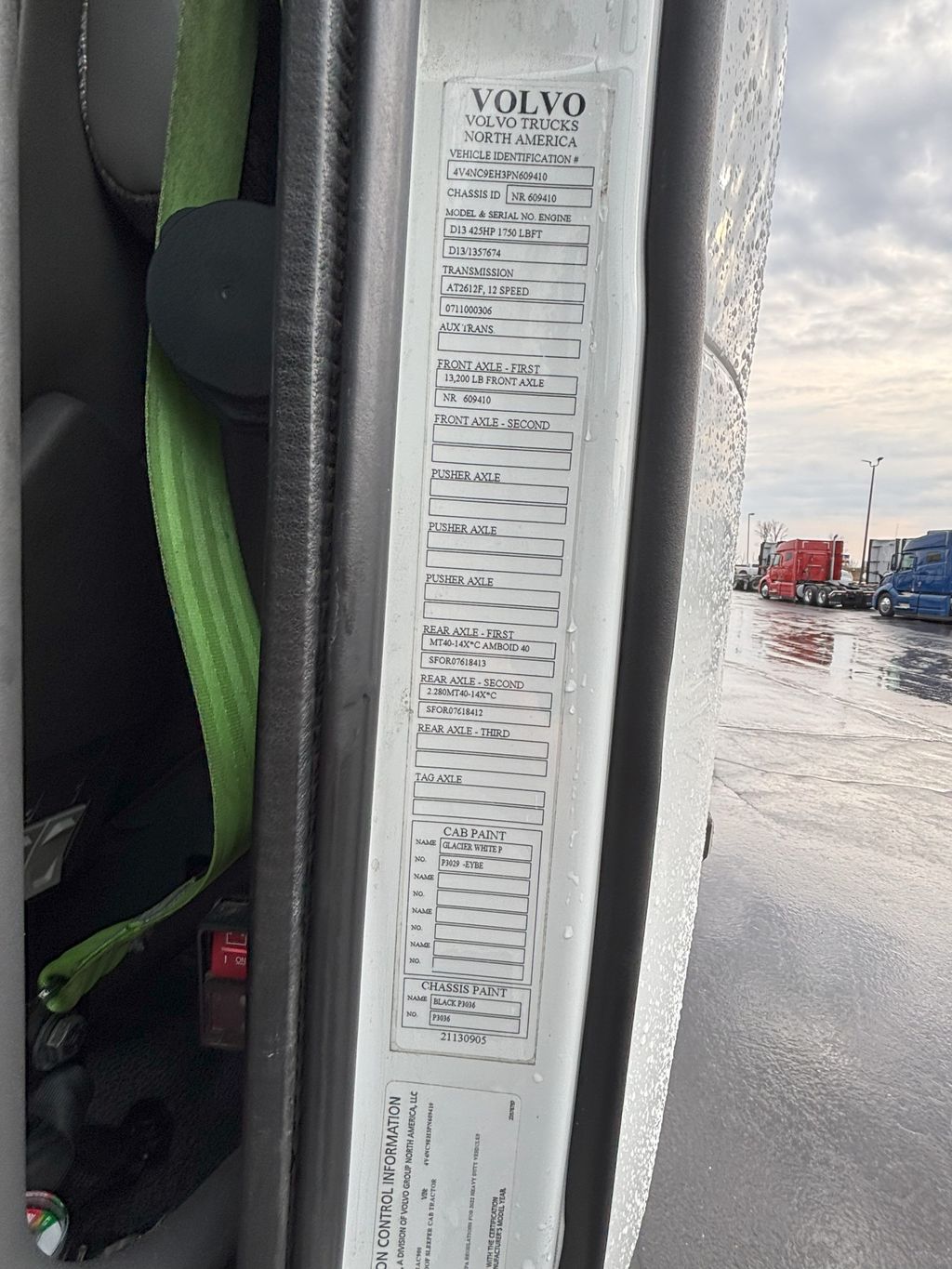 Slide images of 2023 VOLVO VNL64T860