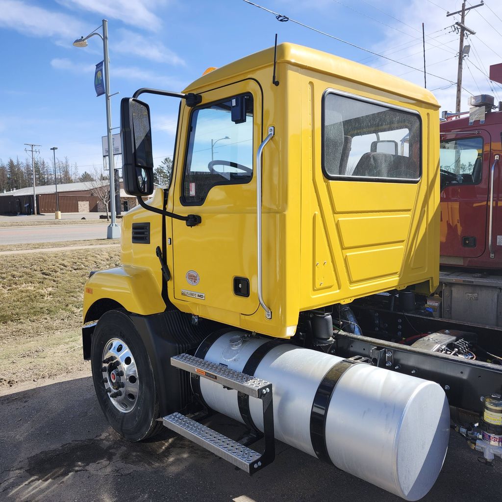 Slide images of 2025 MACK MD642