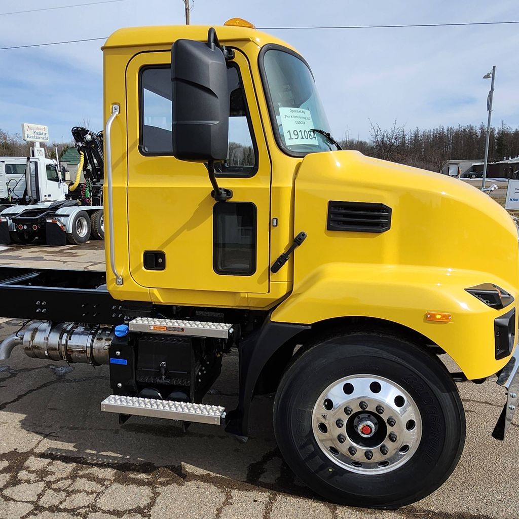 Slide images of 2025 MACK MD642