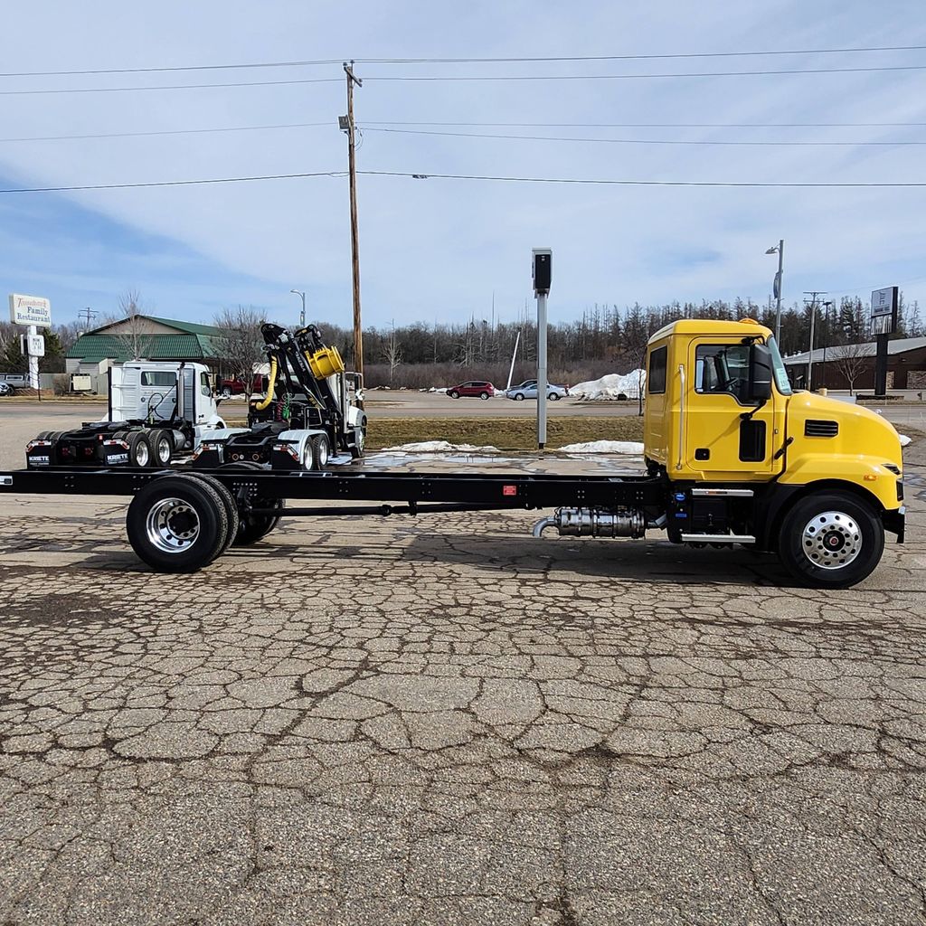 Slide images of 2025 MACK MD642