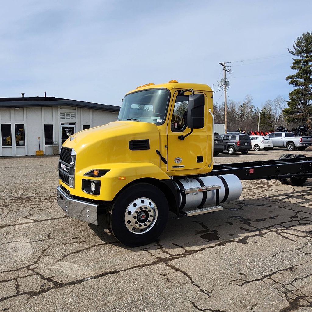 Slide images of 2025 MACK MD642