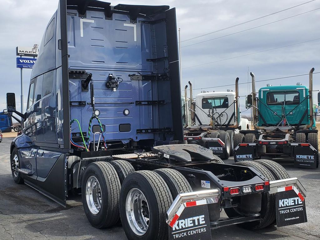 Slide images of 2025 VOLVO VNL64T860 