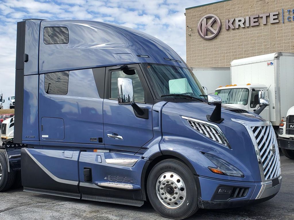Slide images of 2025 VOLVO VNL64T860 