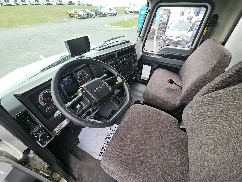 Slide images of 2022 MACK MD642