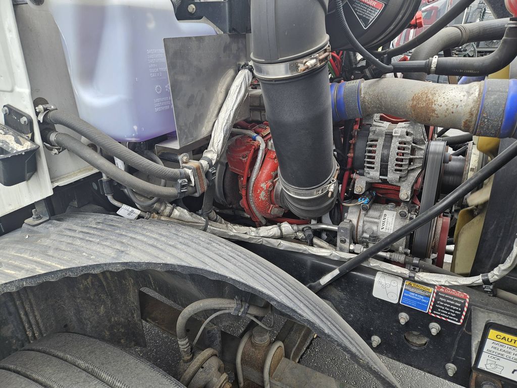 Slide images of 2022 MACK MD642