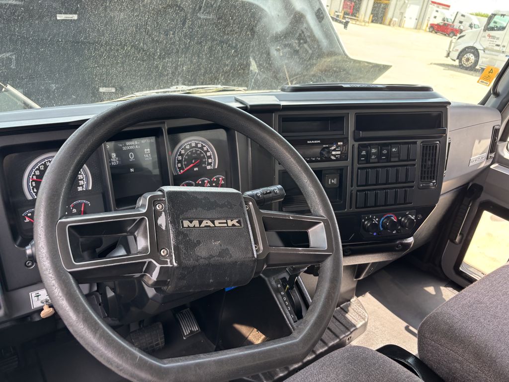 Slide images of 2021 MACK MD642