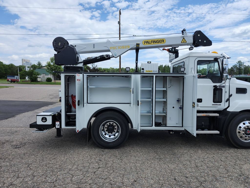 Slide images of 2025 MACK MD642