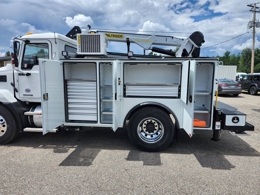 Slide images of 2025 MACK MD642