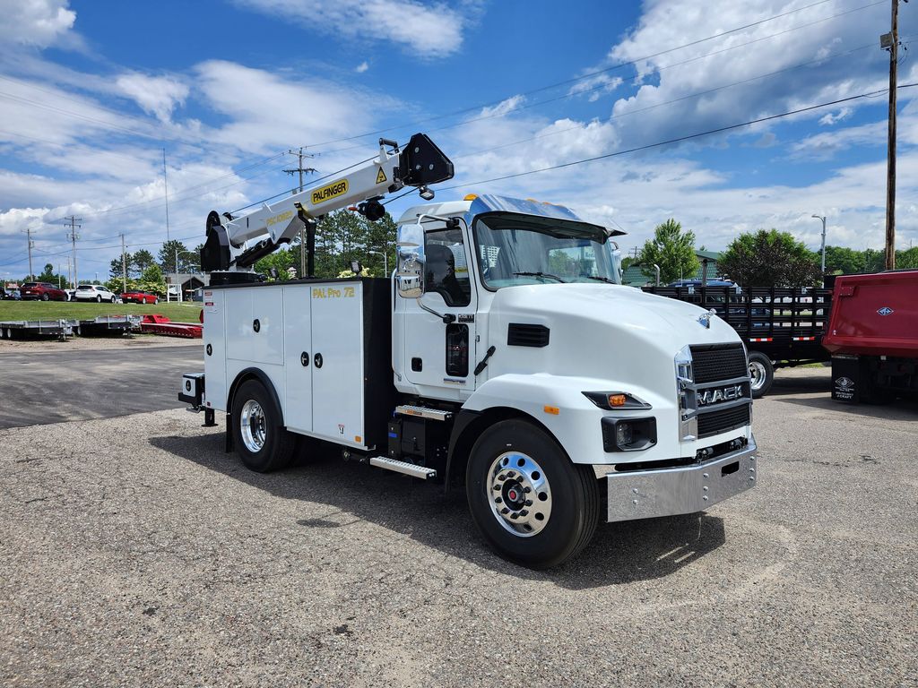 Slide images of 2025 MACK MD642