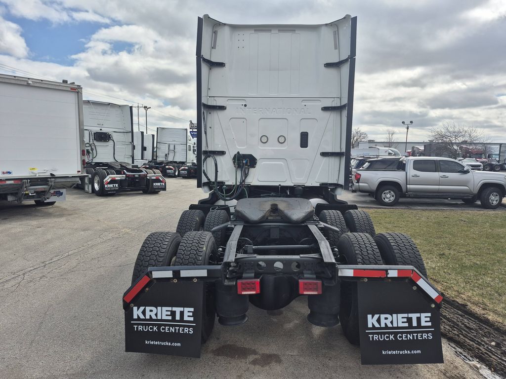 Slide images of 2021 INTERNATIONAL LT625