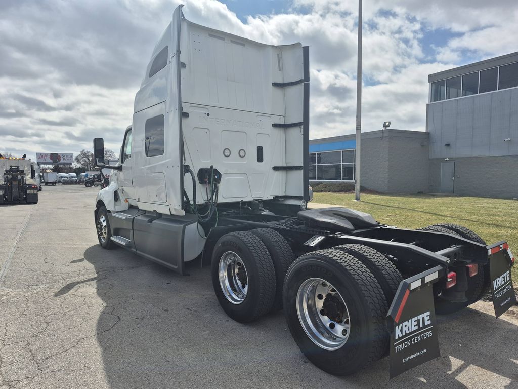 Slide images of 2021 INTERNATIONAL LT625
