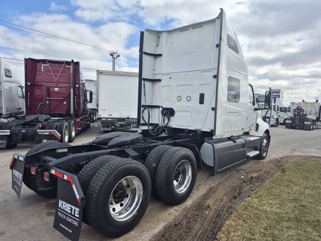 Slide images of 2021 INTERNATIONAL LT625