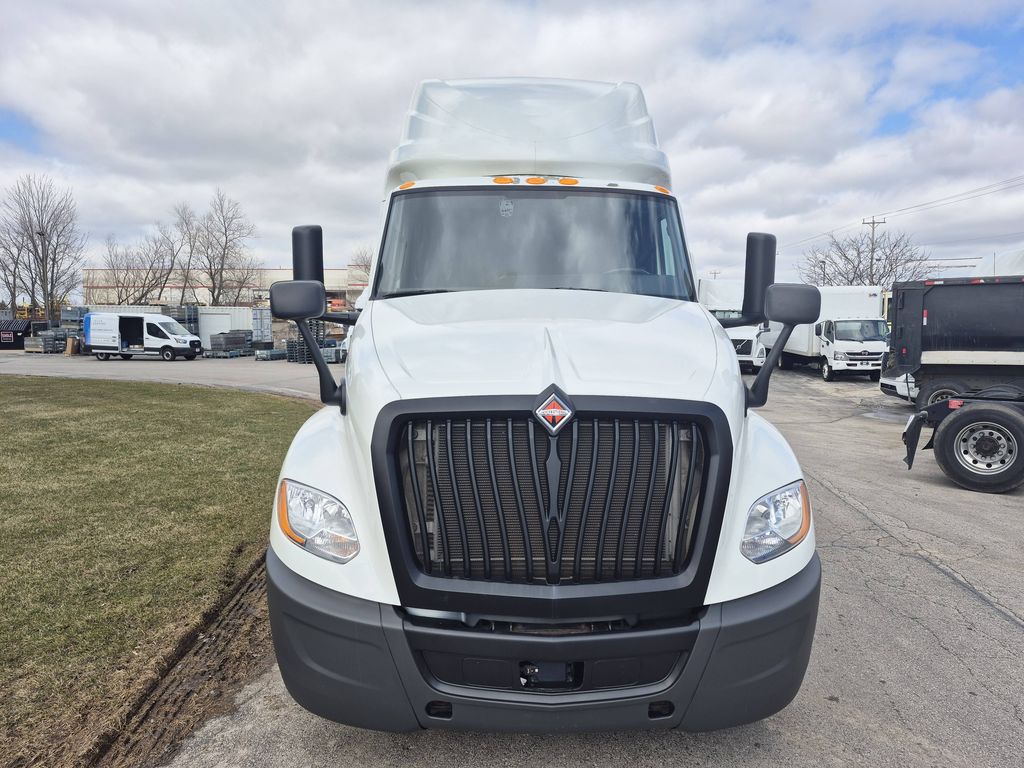 Slide images of 2021 INTERNATIONAL LT625