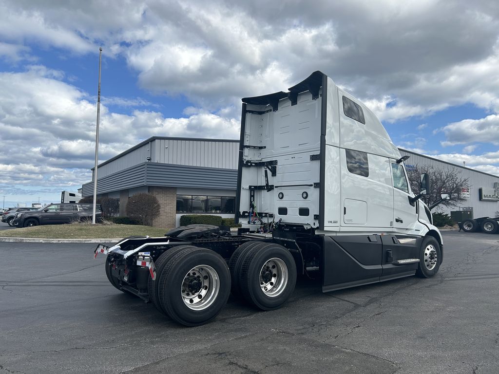 Slide images of 2025 VOLVO VNL64T860