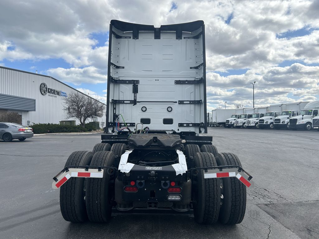 Slide images of 2025 VOLVO VNL64T860