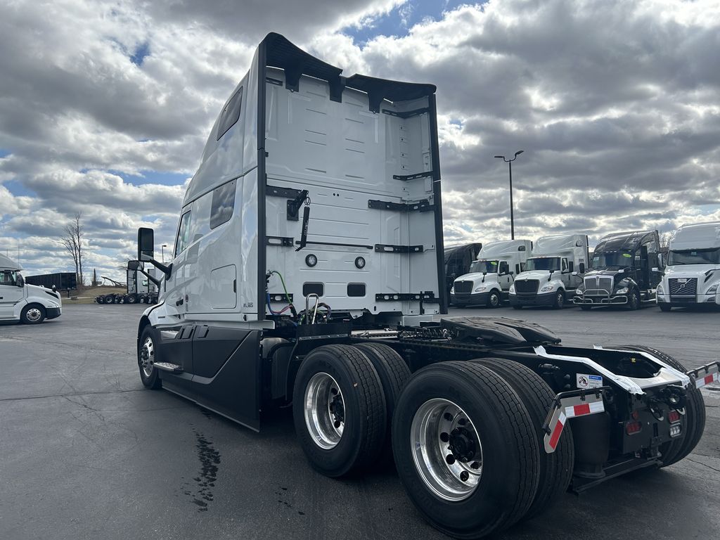 Slide images of 2025 VOLVO VNL64T860