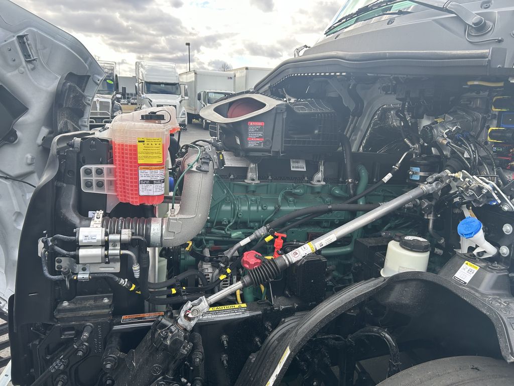 Slide images of 2025 VOLVO VNL64T860