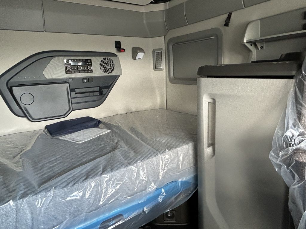 Slide images of 2025 VOLVO VNL64T860