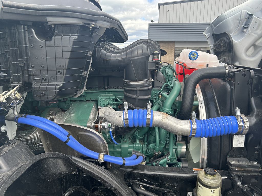 Slide images of 2025 VOLVO VNL64T860