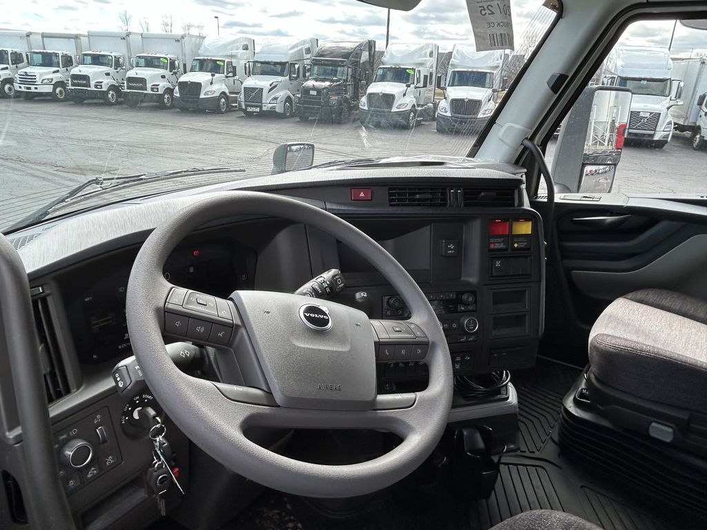 Slide images of 2025 VOLVO VNL64T860