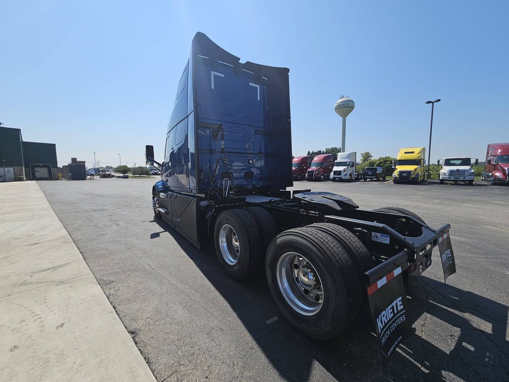 Slide images of 2025 VOLVO VNL64T860