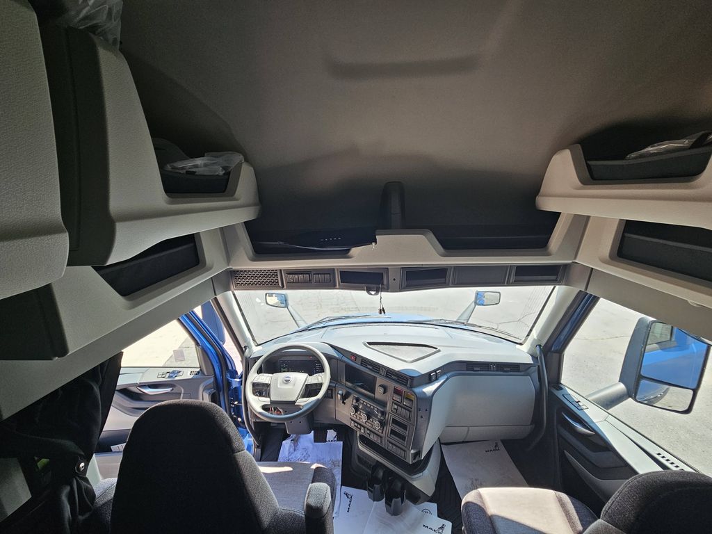 Slide images of 2025 VOLVO VNL64T860