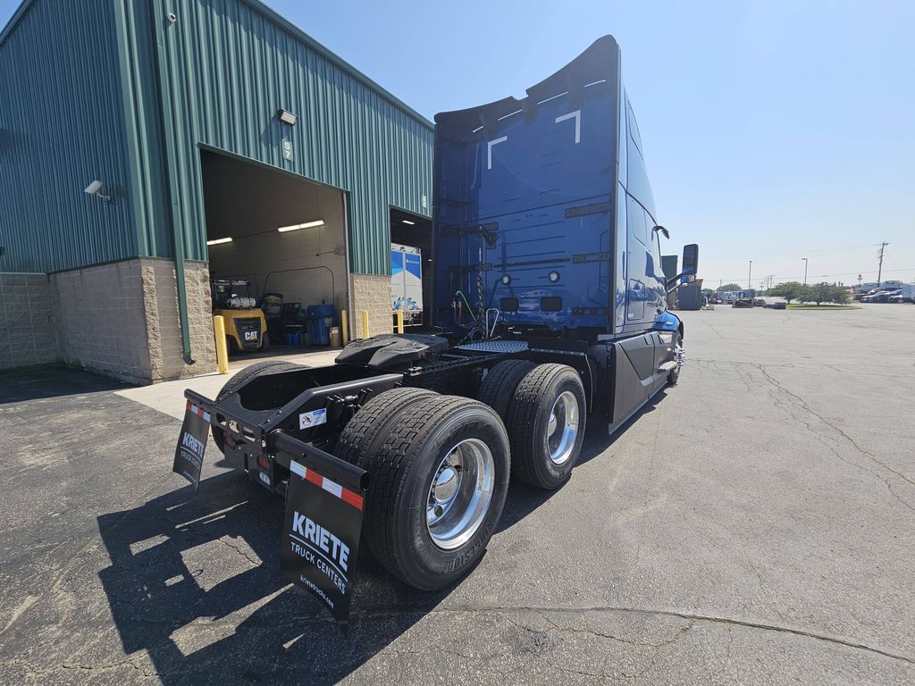 Slide images of 2025 VOLVO VNL64T860