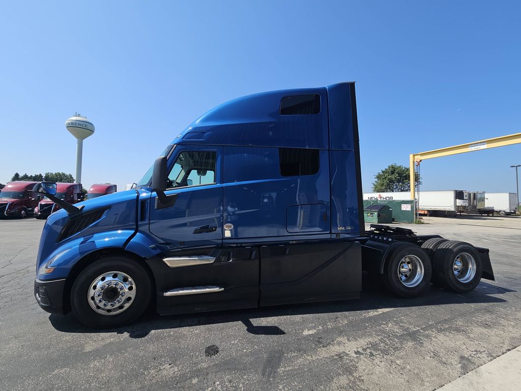 Slide images of 2025 VOLVO VNL64T860