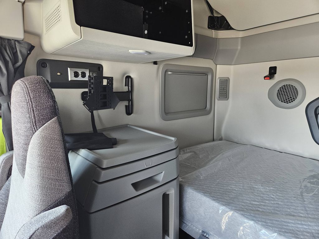 Slide images of 2025 VOLVO VNL64T860