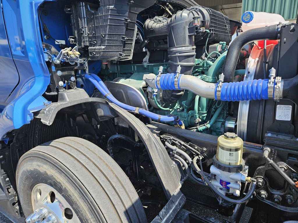 Slide images of 2025 VOLVO VNL64T860