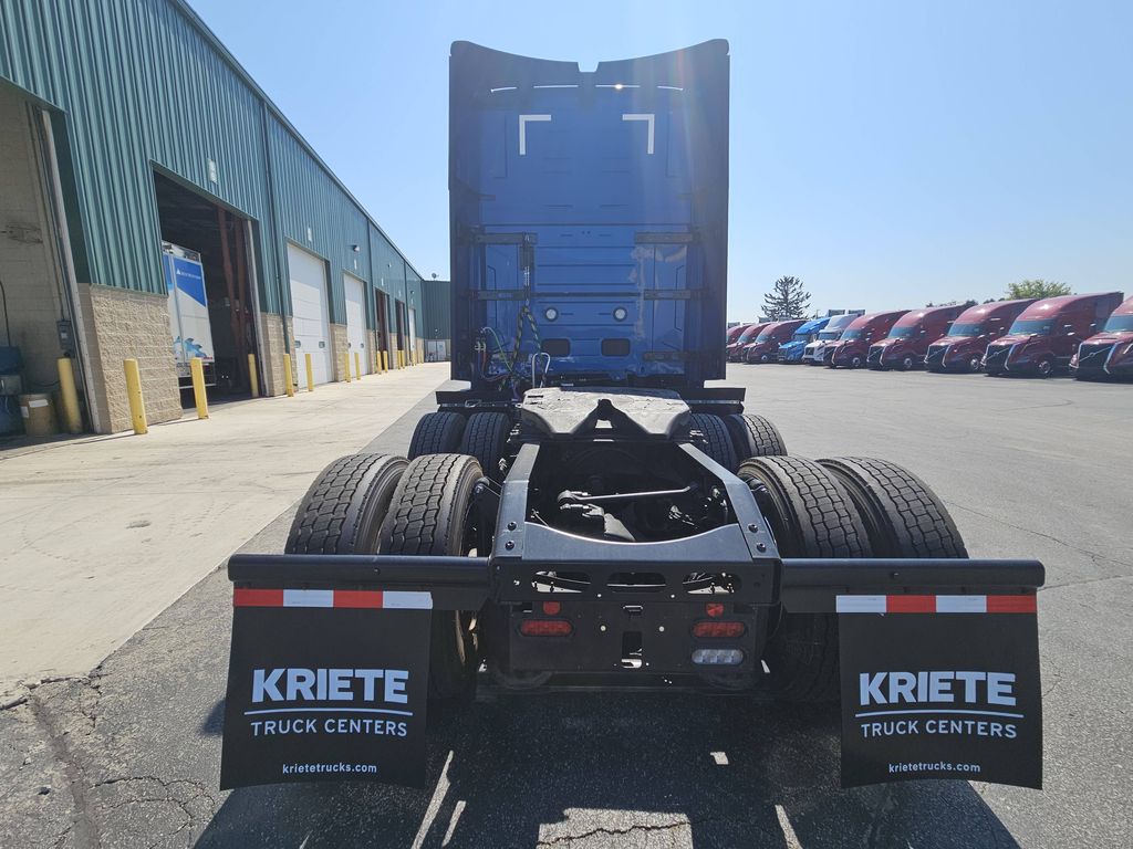 Slide images of 2025 VOLVO VNL64T860