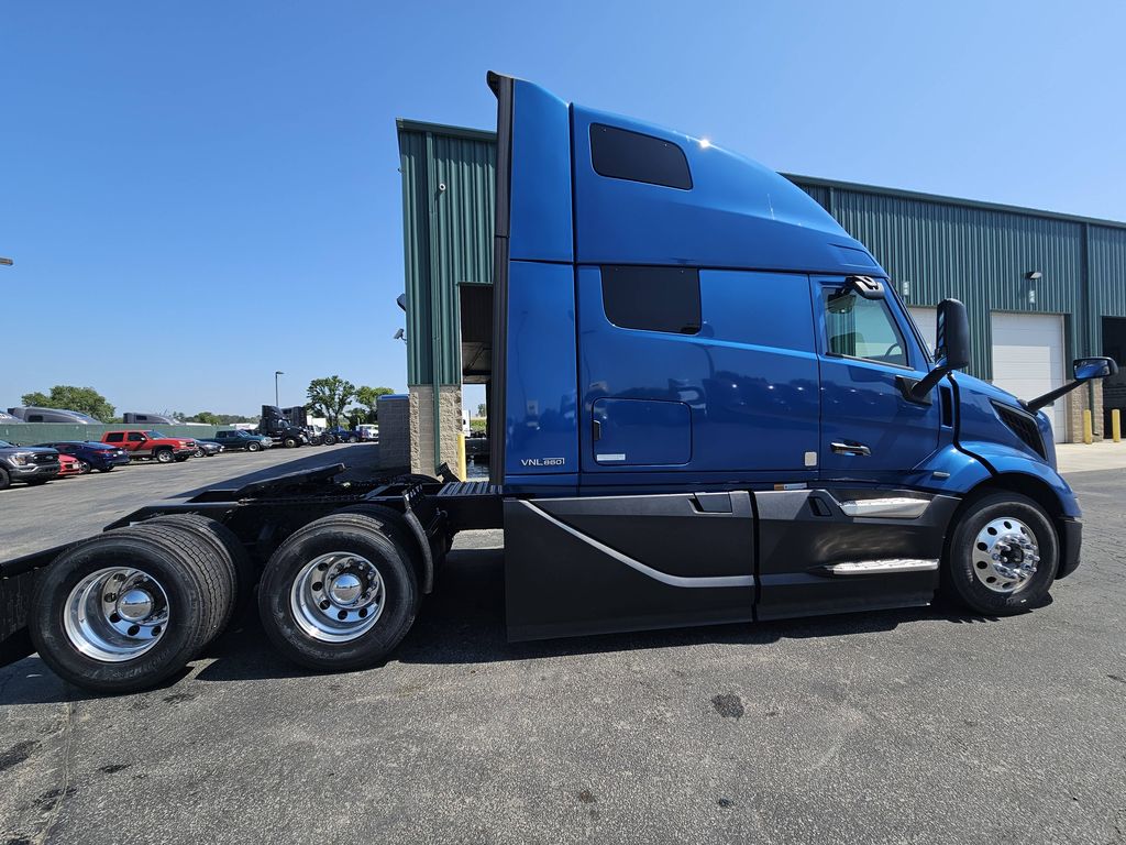 Slide images of 2025 VOLVO VNL64T860