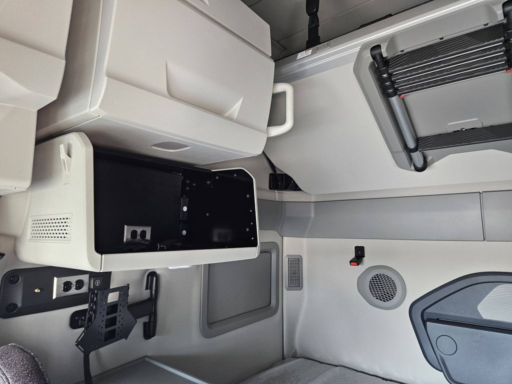 Slide images of 2025 VOLVO VNL64T860