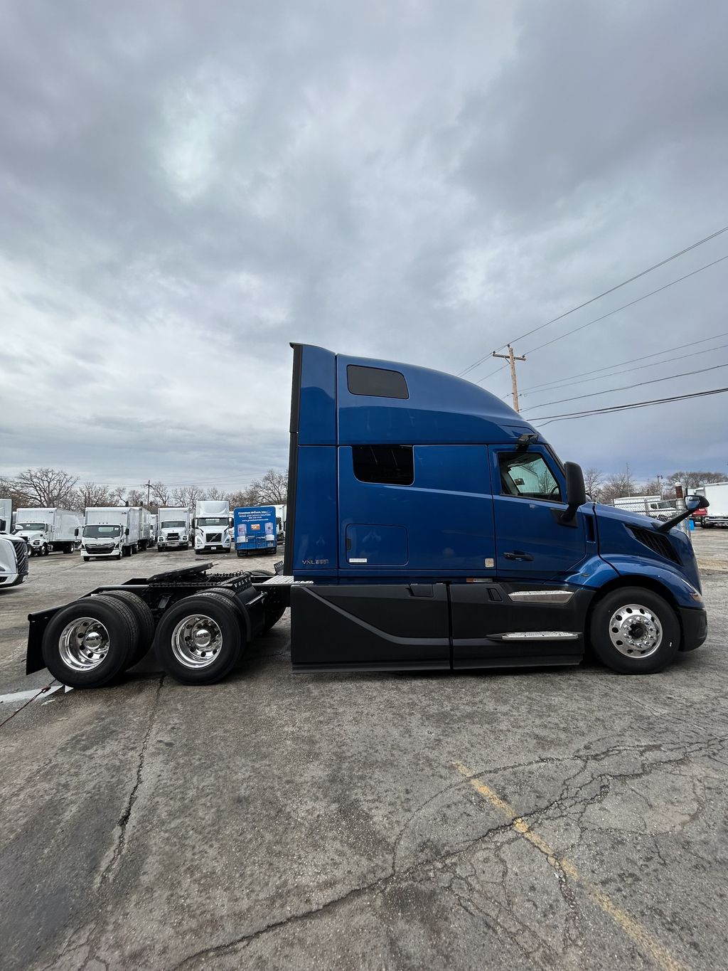 Slide images of 2025 VOLVO VNL64T860