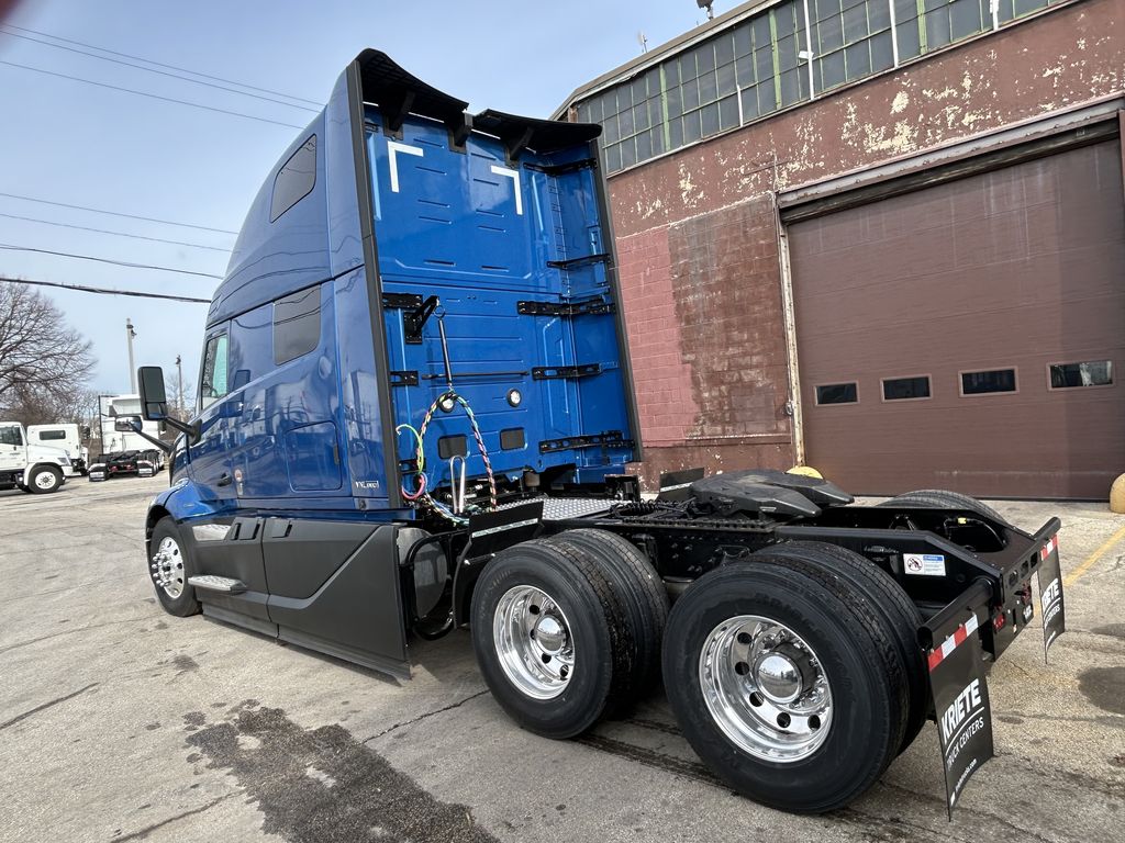 Slide images of 2025 VOLVO VNL64T860