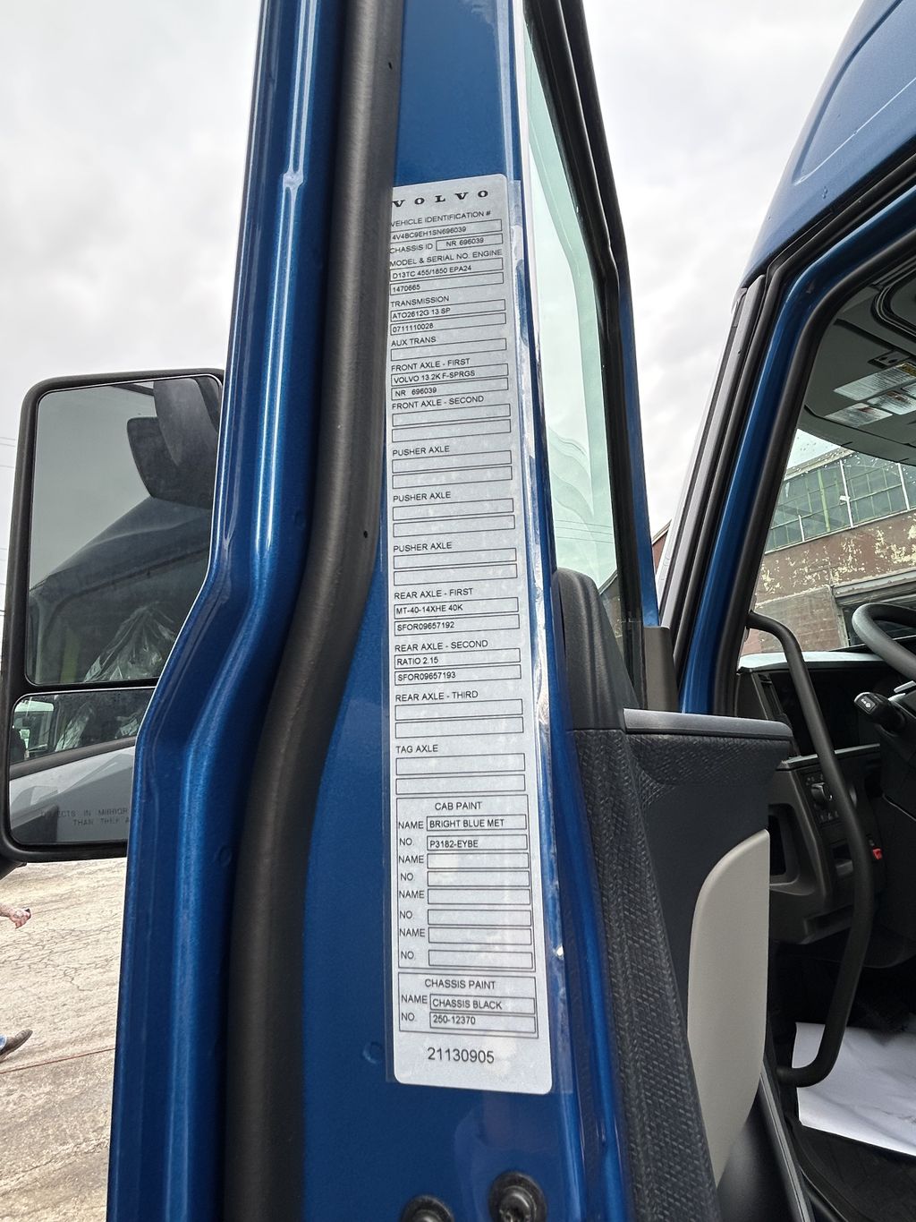 Slide images of 2025 VOLVO VNL64T860