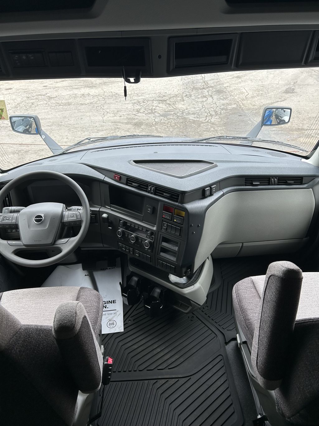 Slide images of 2025 VOLVO VNL64T860