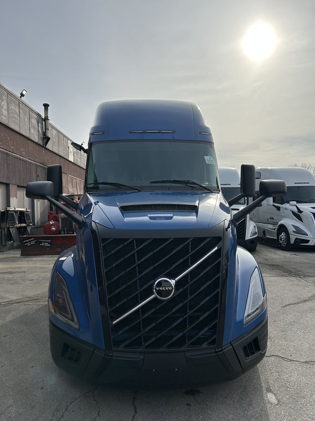 Slide images of 2025 VOLVO VNL64T860