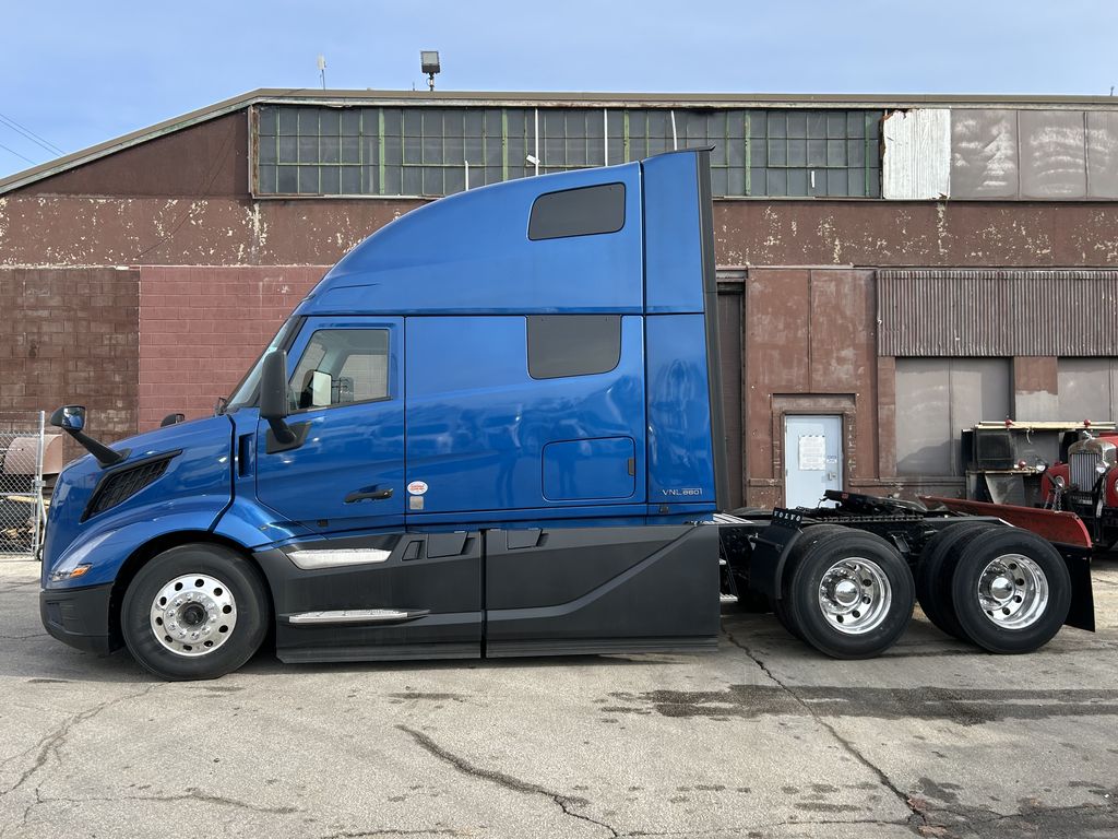 Slide images of 2025 VOLVO VNL64T860