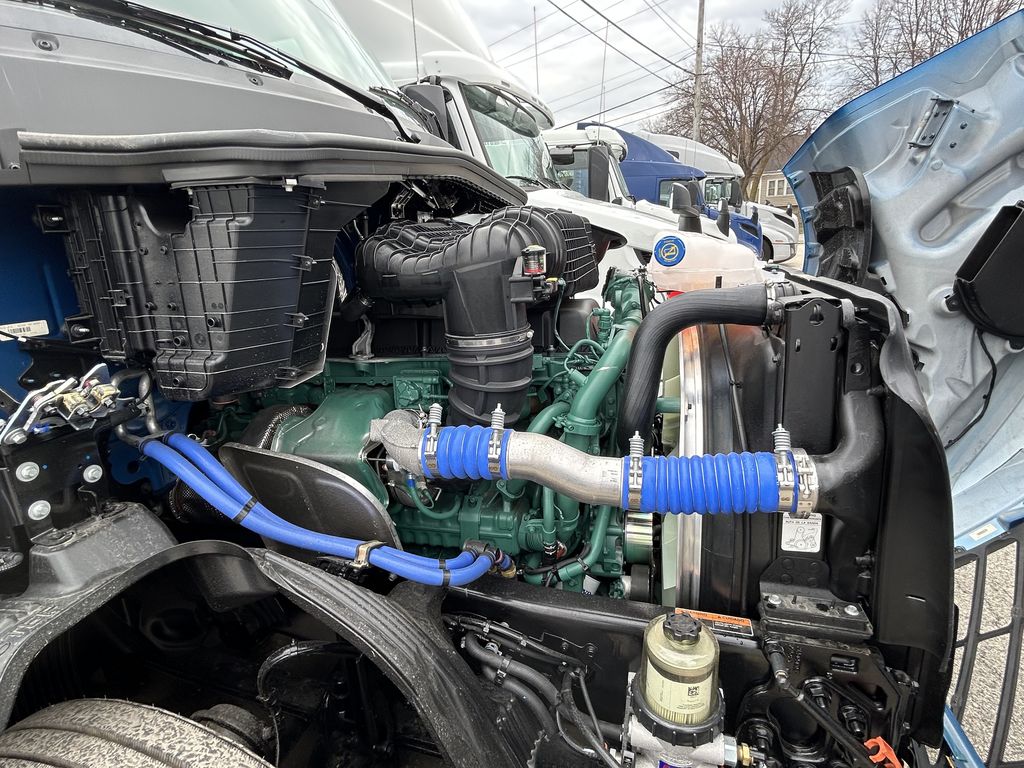 Slide images of 2025 VOLVO VNL64T860