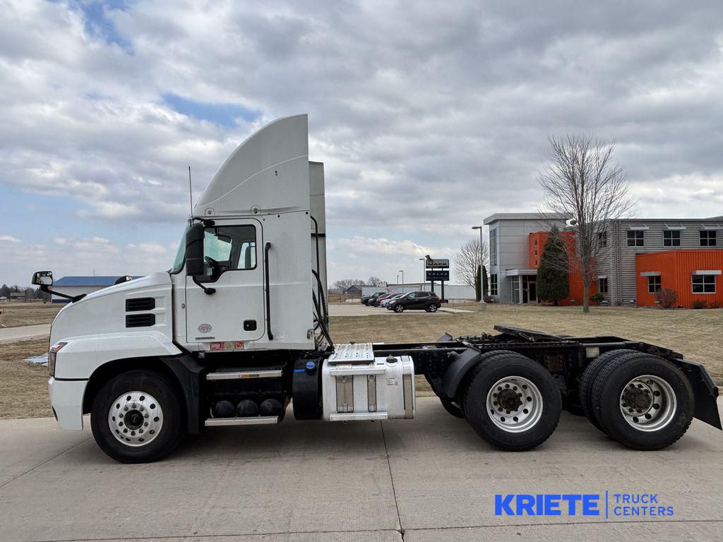 Glacier White 2020 MACK AN64T DC