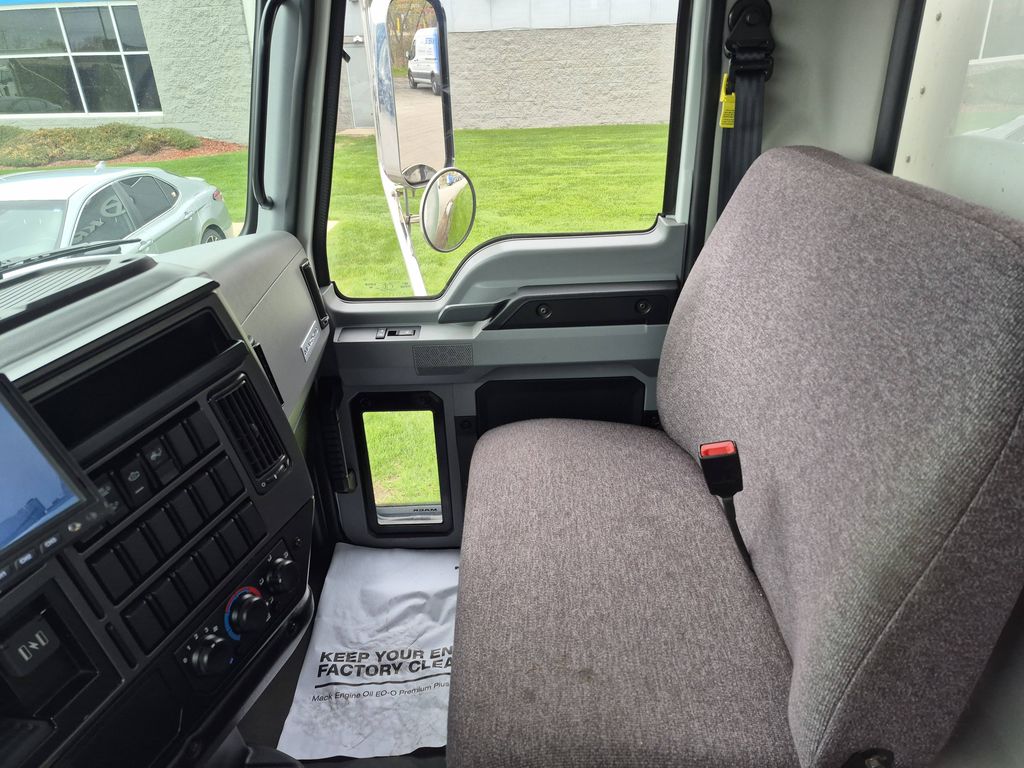 Slide images of 2021 MACK MD642