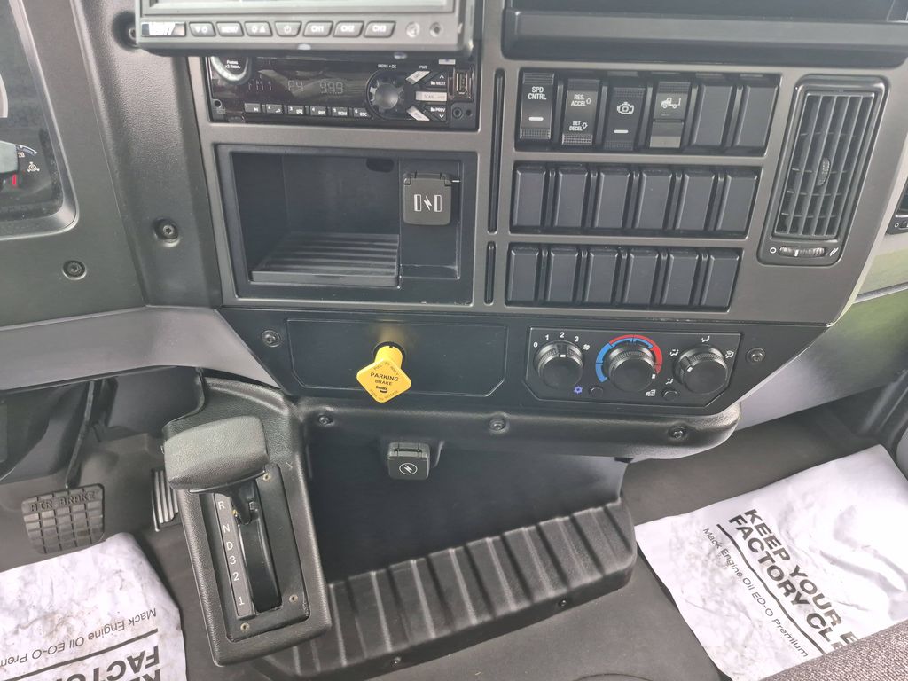 Slide images of 2021 MACK MD642