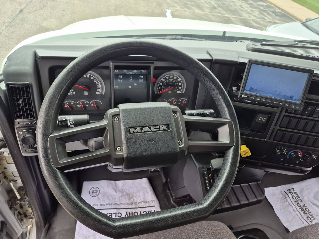 Slide images of 2021 MACK MD642